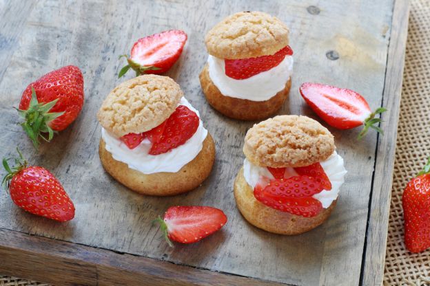 Hojaldre de crema con fresas y nata