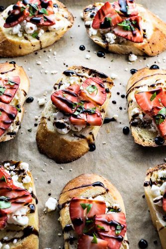 Tostadas de fresa y queso de cabra