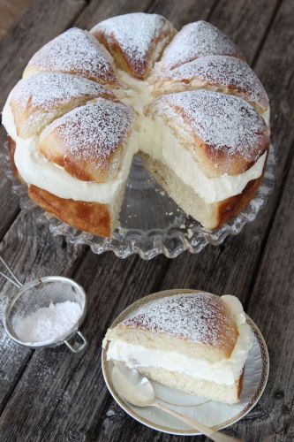 Semmeltarta (postre sueco)