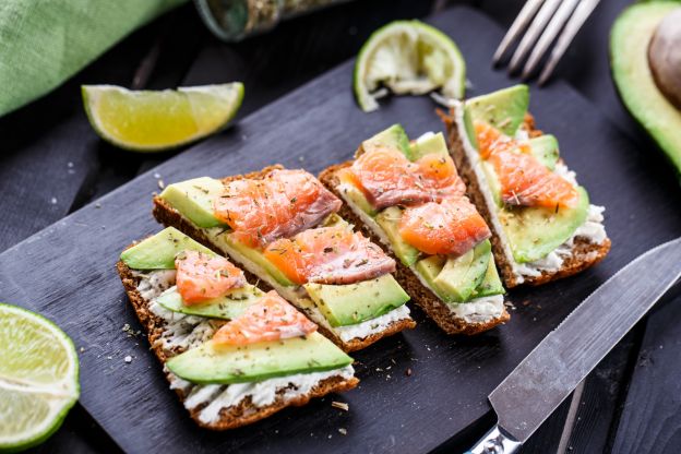 Tostadas de salmón con aguacate