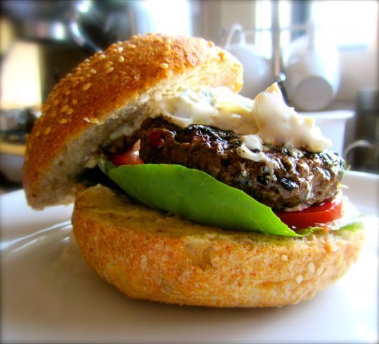 Hamburguesa de cordero australiano con hummus y tzatziki