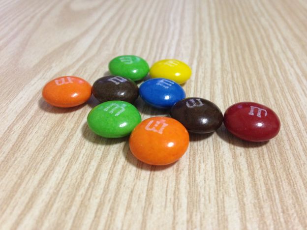 5 M&M's apilados