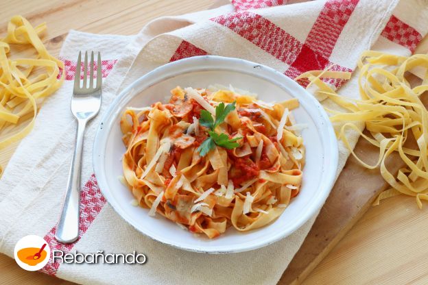 Preparar la salsa y cocinar la pasta