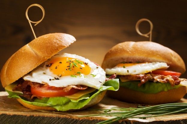 Hamburguesa con huevo y verduras