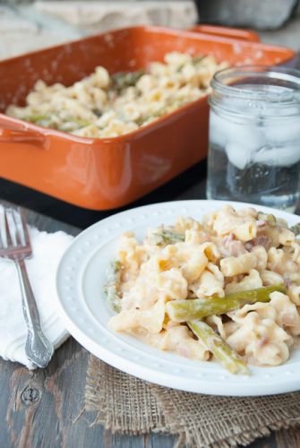 Macarrones con queso, espárragos y bacon