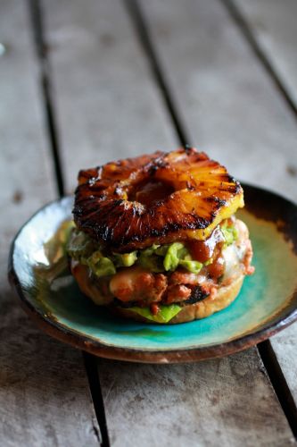 Hamburguesa de salmón con piña caramelizada