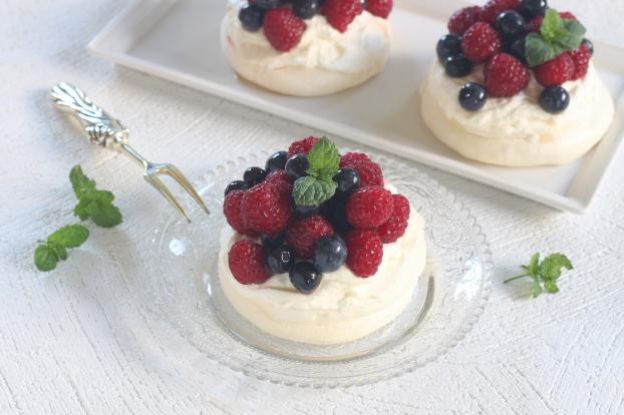 Mini Pavlovas con frambuesa y arándanos