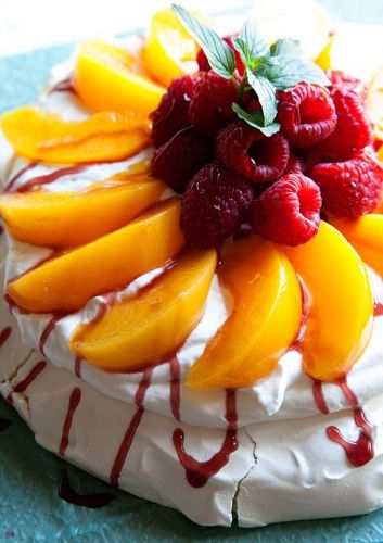 Pavlova de melocotón con salsa de frambuesa