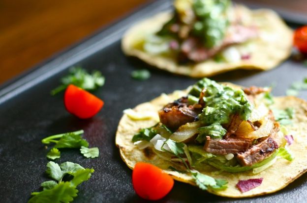 Tacos de carne con salsa de hierbas