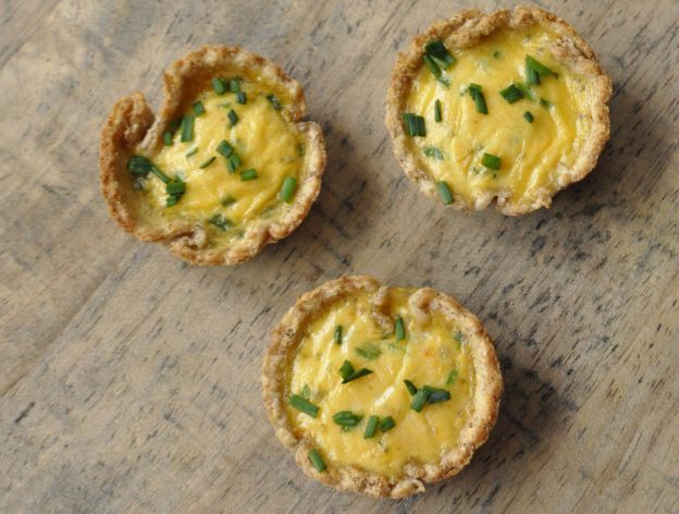 Mini tartaletas de pan de molde con queso de cabra y cebolleta