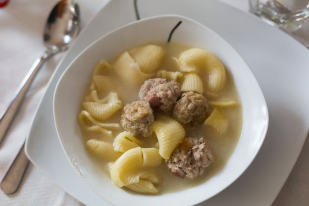 Sopa de pasta con albóndigas