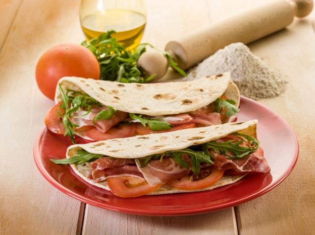 Piadina con stracchino, jamón y rúcula