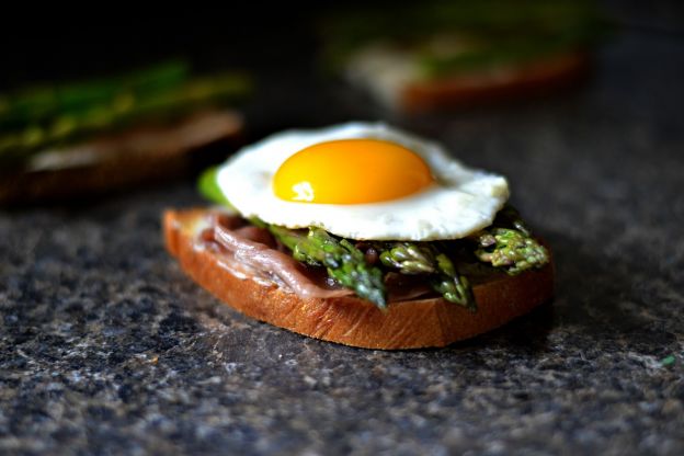 Sándwich de huevo con queso de cabra, espárragos y prosciutto