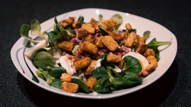 Ensalada de beicon y huevo