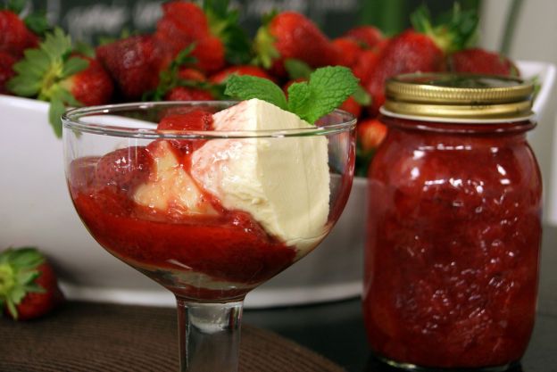 Flan de leche con mermelada de fresa