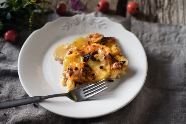 PATATAS HASSELBACK CON PARMESANO Y AJO TOSTADO