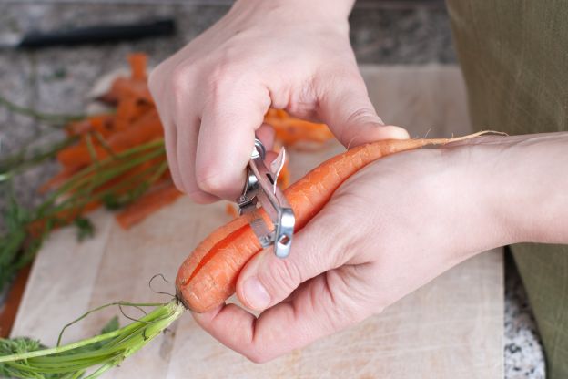 Cortar los extremos de las zanahorias antes de pelarlas