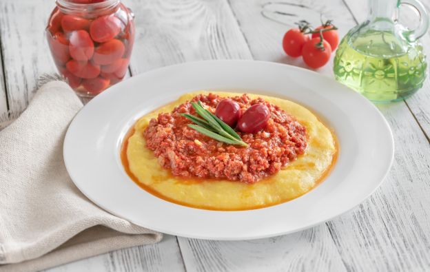 ragú de salchicha y polenta