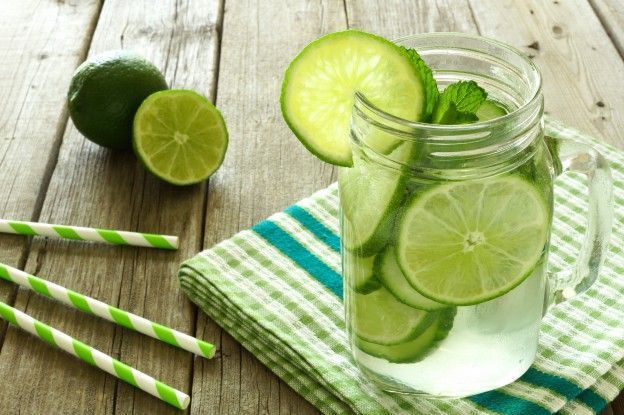 Agua detox con hortalizas crudas o crudités