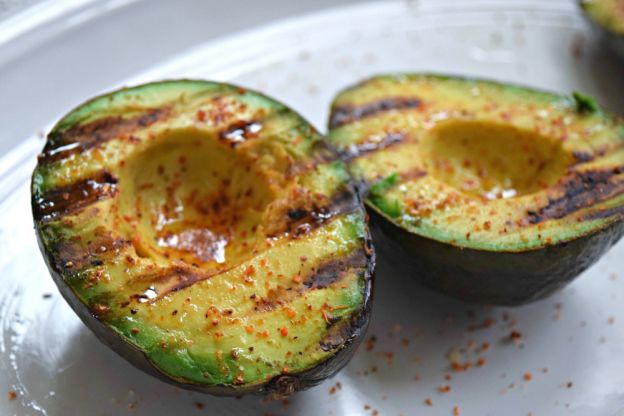 Aguacate asado con quinoa