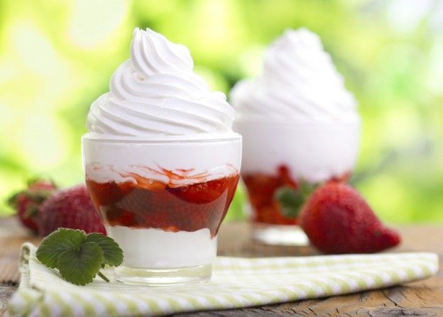 Vasitos de yogur helado con coulis de fresas