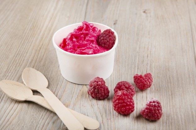 Yogur helado con frambuesas