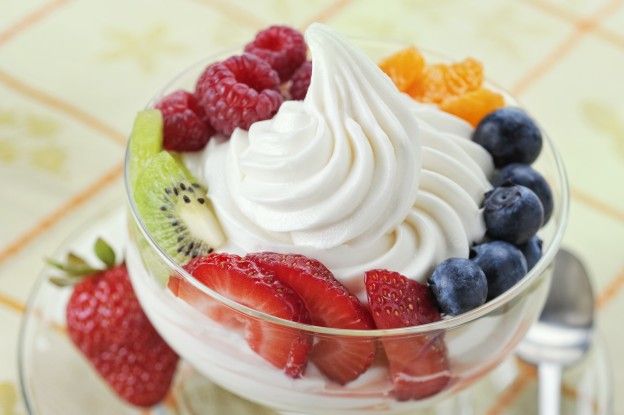 Copa de yogur con azúcar avainillado y fruta fresca