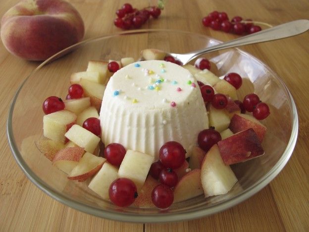 Tarta de yogur helado con fruta fresca