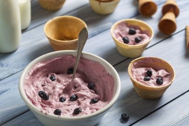 Yogur helado casero con grosellas