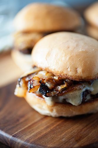 Mini sándwich de churrasco con queso y cebollas