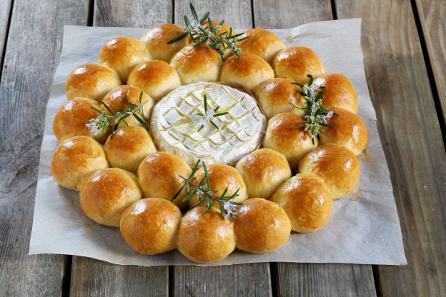 Brioche con queso camembert