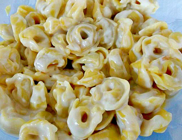 Tortellini con crema de queso