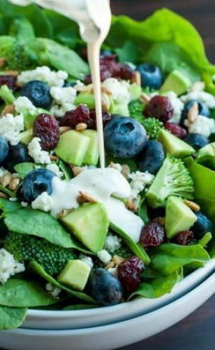 ensalada de verduras con arándanos