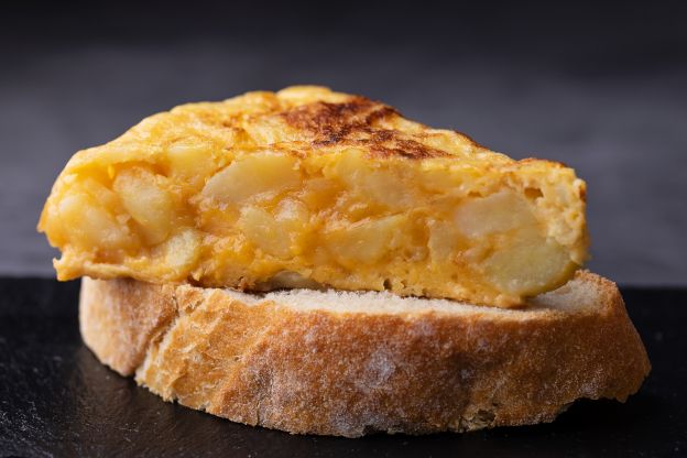 Bocadillo de tortilla con cebolla