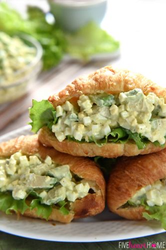 Sándwich de ensalada de aguacate y huevo