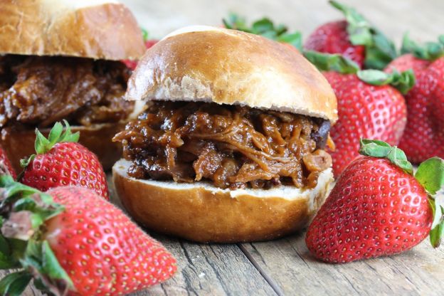 Carne de cerdo mechada con fresas y chipotle