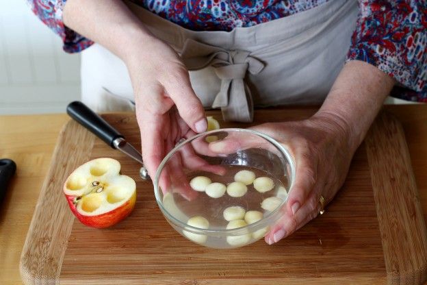 3. Metemos las bolitas en el agua con limón