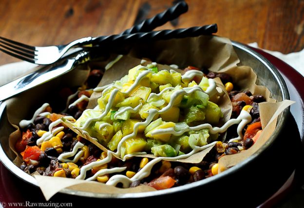 Alubias negras con salsa de mango y crema de lima