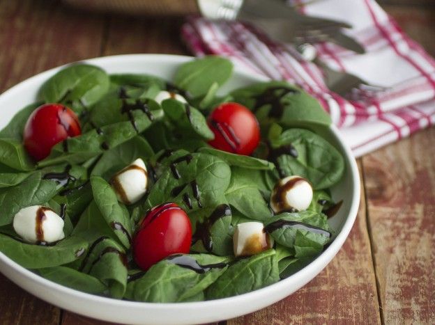 Ensalada de espinacas frescas, tomates cherry y queso de cabra