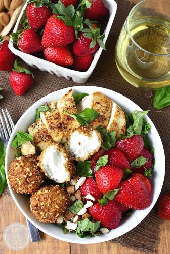 Ensalada de pollo, fresas y albahaca con bolitas de queso de cabra fritas