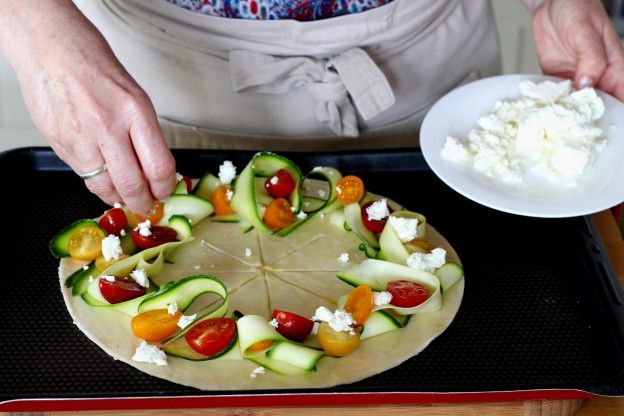 Añade el queso feta