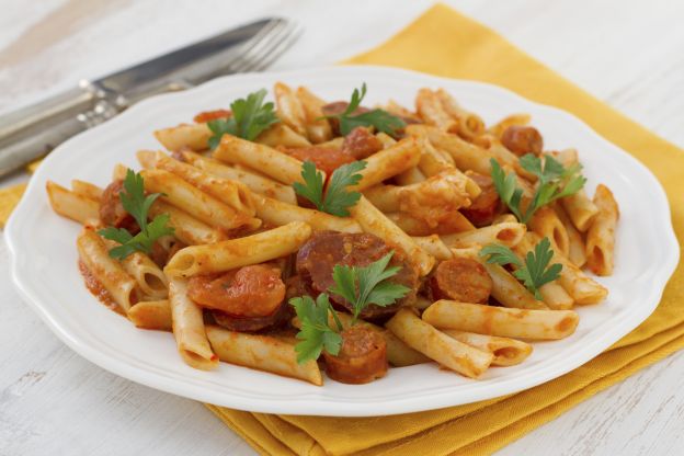 Penne con chorizo y salsa de tomate y calabacín