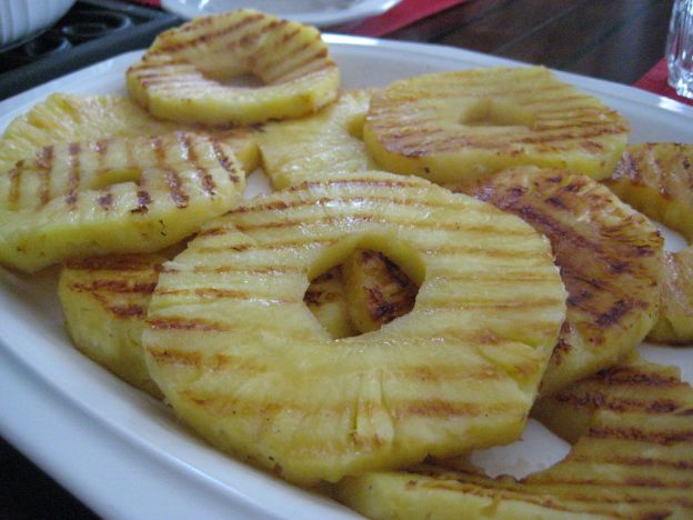 Piña asada con crema de coco montada