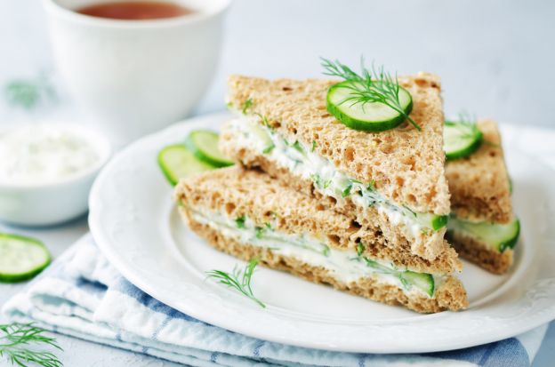 Bocadillos de pepino y queso crema