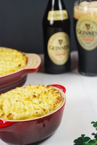 Pastel de carne y papas con cerveza negra