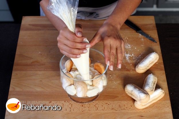 Rellenar con la preparación de mascarpone y huevos