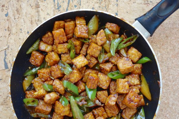 Tempeh salteado con pimiento picante