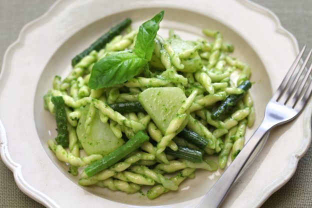 Tofie con judías, pesto y patatas