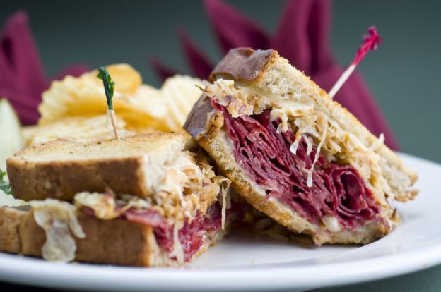 Roast beef y ensaladilla de col