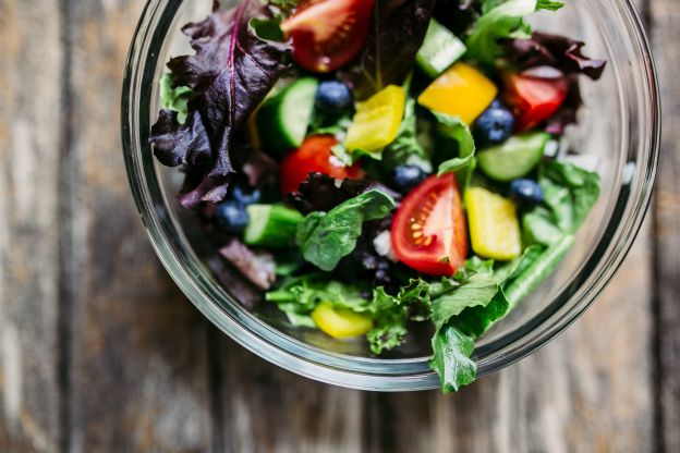 Ensalada de tomate, pepino y arándanos